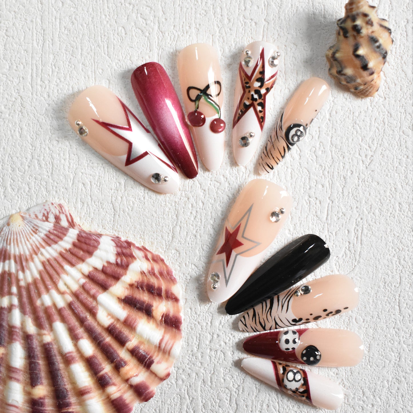 Künstlerische Stiletto Press-On Nägel mit einzigartigen Designs Brehn