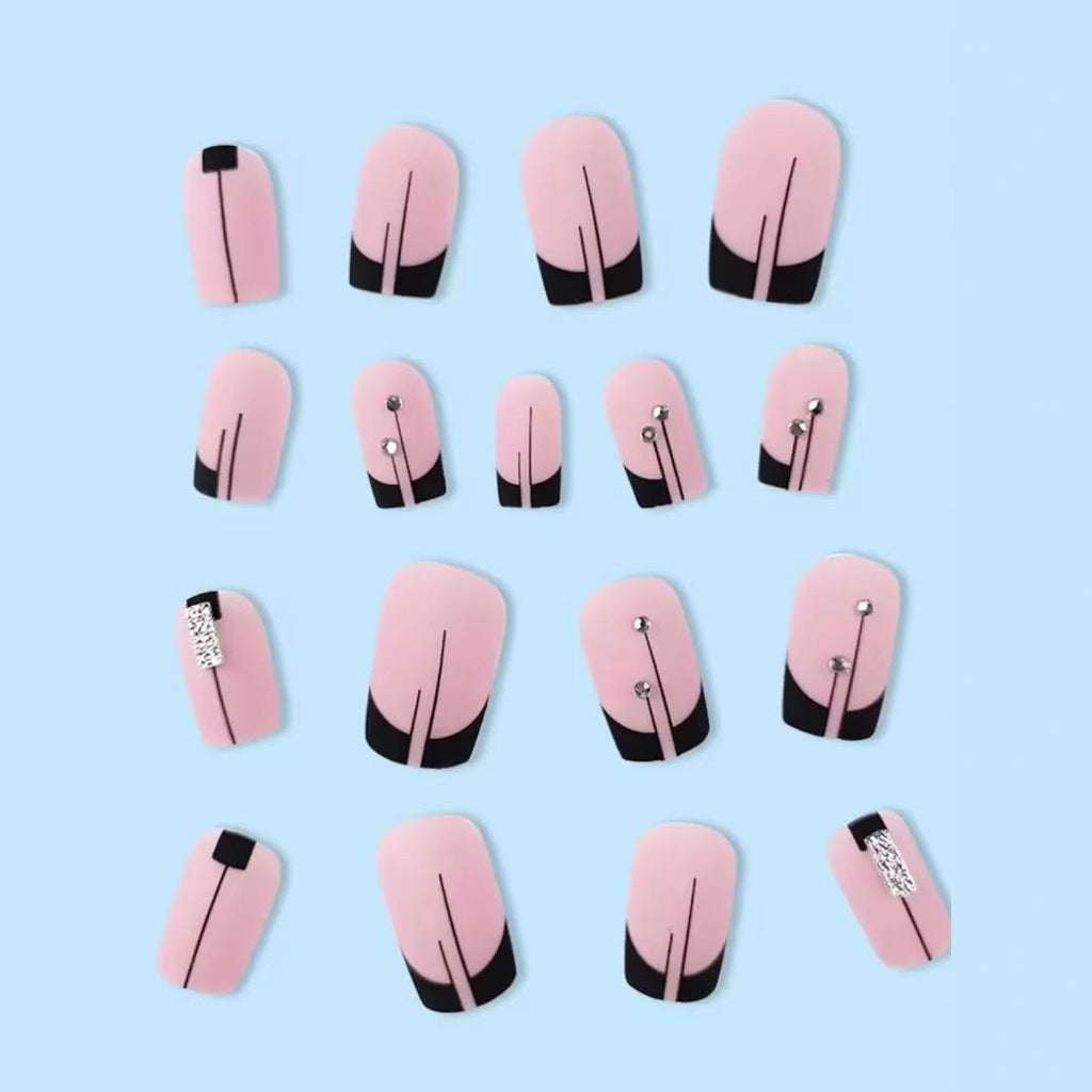 Kunstnagelset mit eleganten Strass-Akzenten und stylishen Linien Brehn