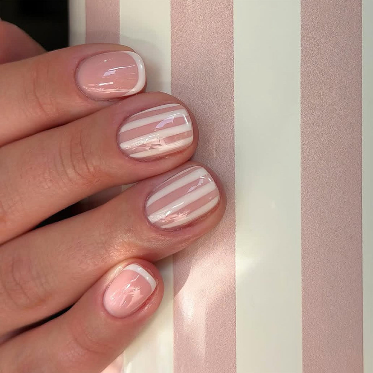 Künstliche Nagelkunst mit Streifenmuster Brehn