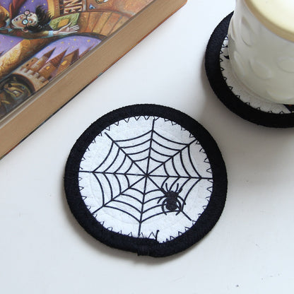 Runde Filz- und Baumwoll-Untersetzer mit gesticktem Halloween-Spukhausmotiv