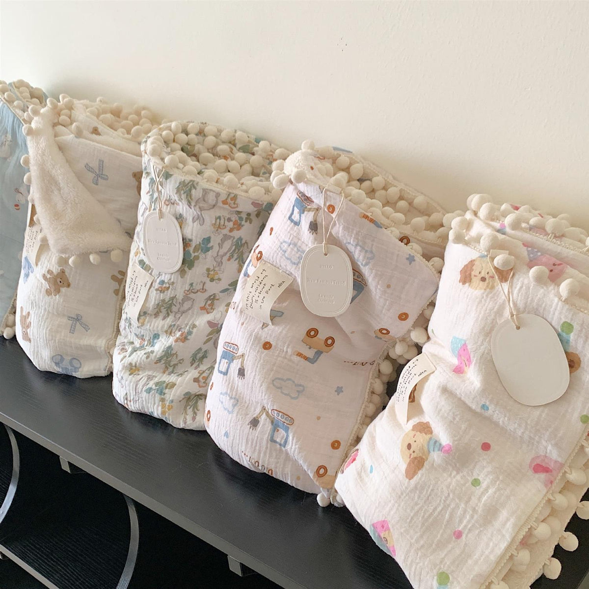 Kinderwende-Kuscheldecke aus Baumwoll-Musselin mit Pompon-Bordüre