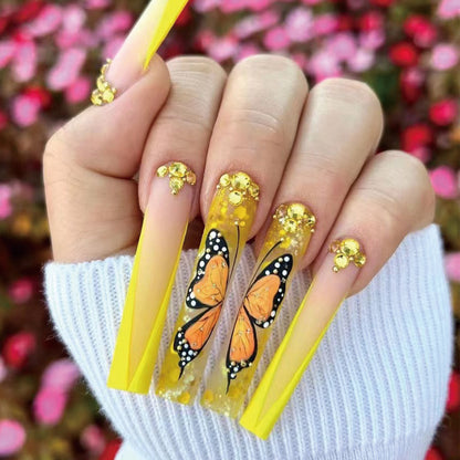 Kunstvolle Gel-Nägel mit Schmetterlings-Design und Glitzer Brehn