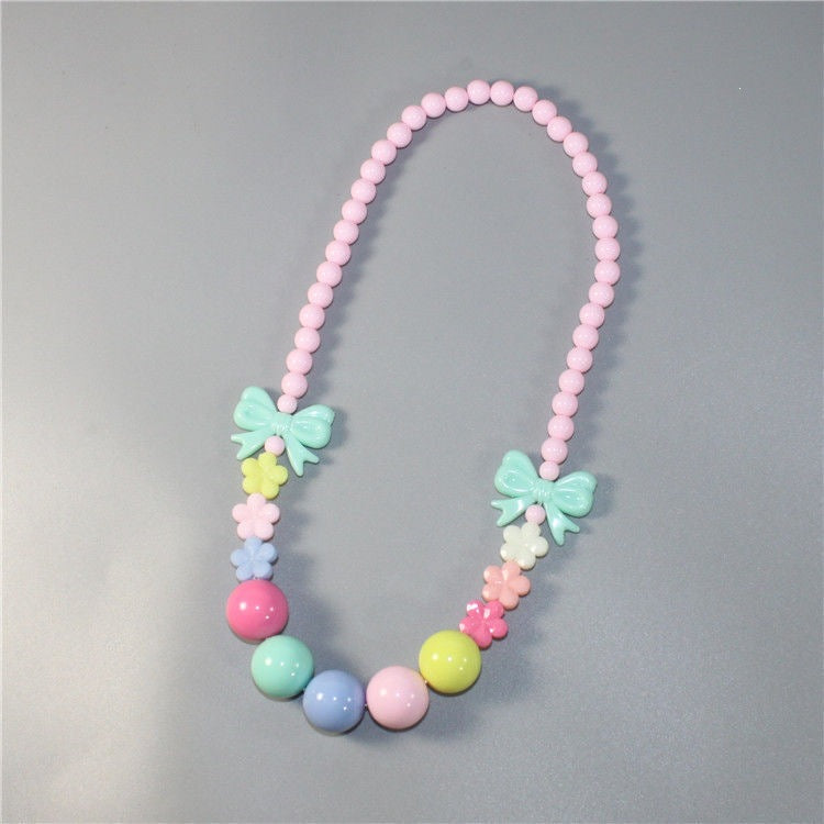 Bunte Perlenkette mit Floralen Elementen Brehn