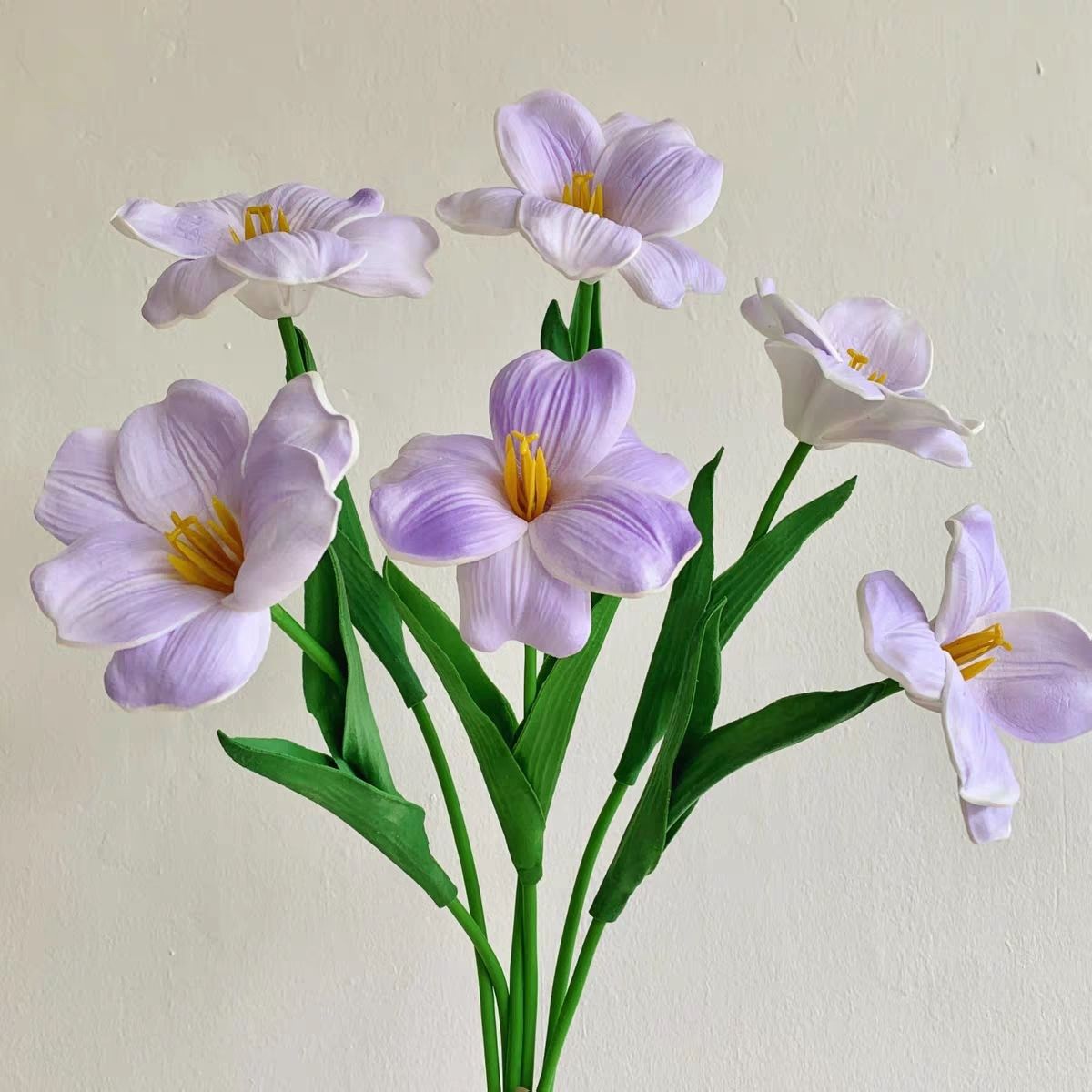 Lebensechte dekorative Blumenarrangement