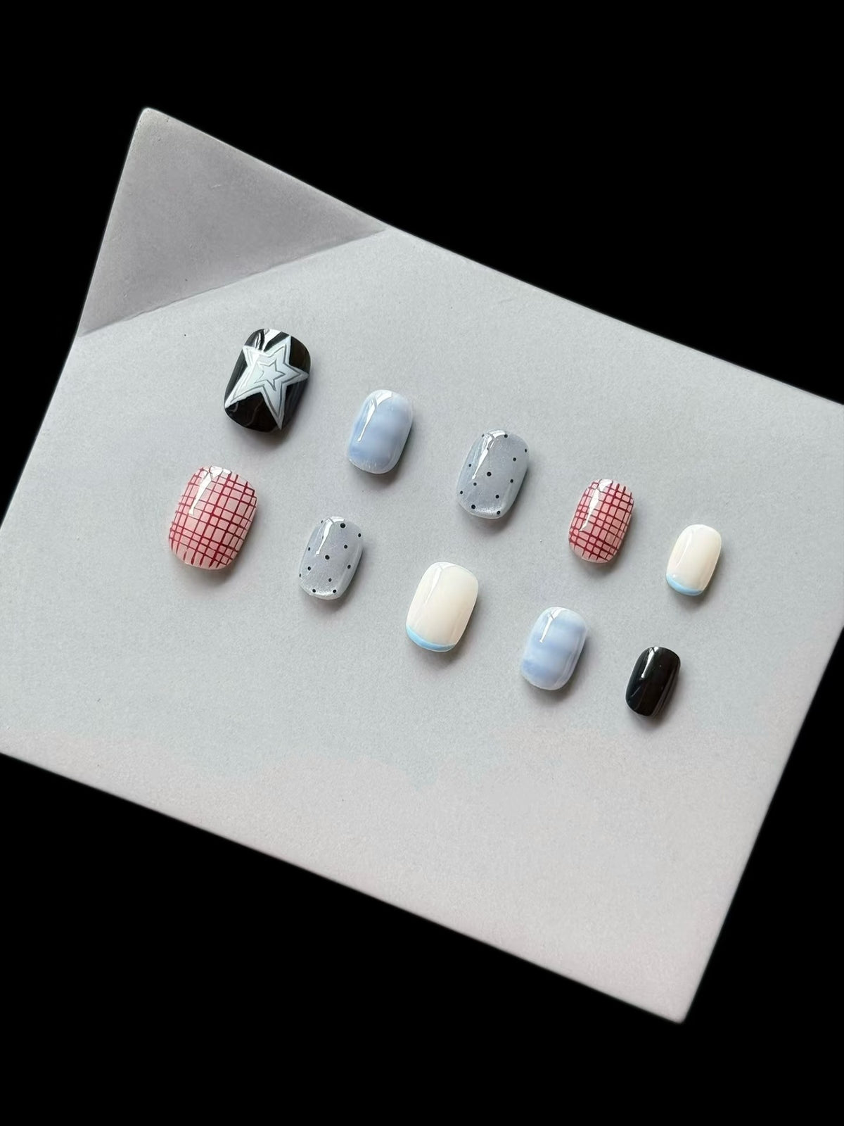 Künstlerisches Press-On Nagelset mit geometrischen Mustern