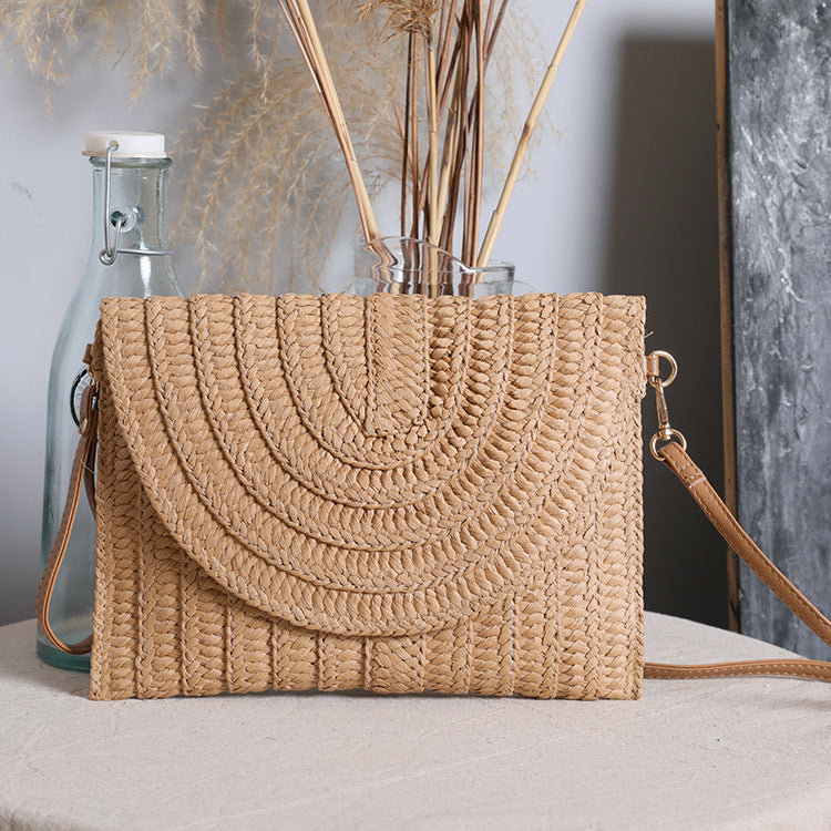 Handtasche Aus Hochwertigem Geflochtenem Bast mit Elegantem Klappenverschluss Brehn