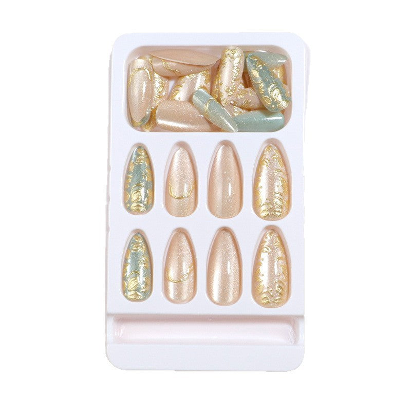 Künstlerisches Stiletto Press-On Nagelset mit eleganten goldenen Akzenten Brehn