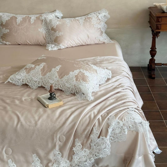 Luxuriöses Satin-Bettwäscheset mit floraler Jacquard-Struktur und Spitzenbordüre