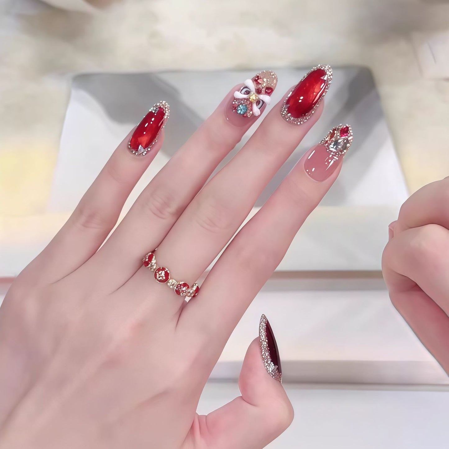 Elegantes mit Edelsteinen verziertes Press-On-Nagelset Brehn