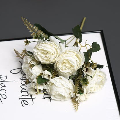 Elegante falsche Blumendekoration