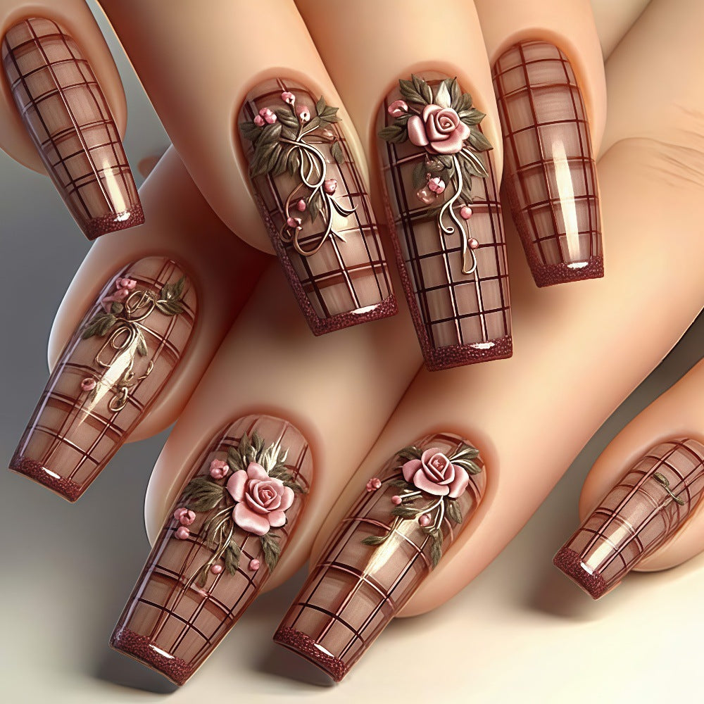 Handgefertigte Kunstnägel mit floralen Akzenten Brehn