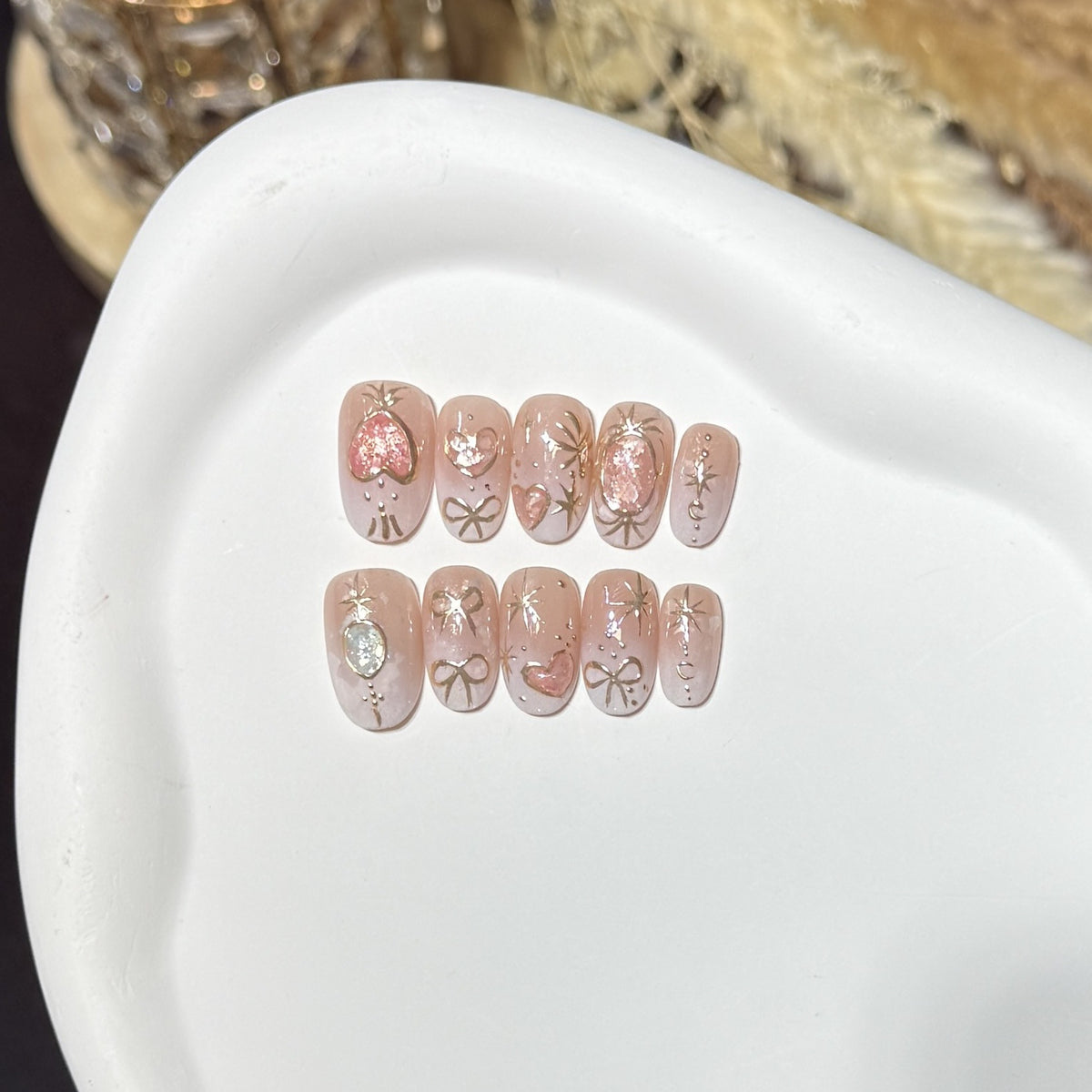 Dekorativer Press-On Nail Art Set mit Herz- und Glitzerakzenten Brehn