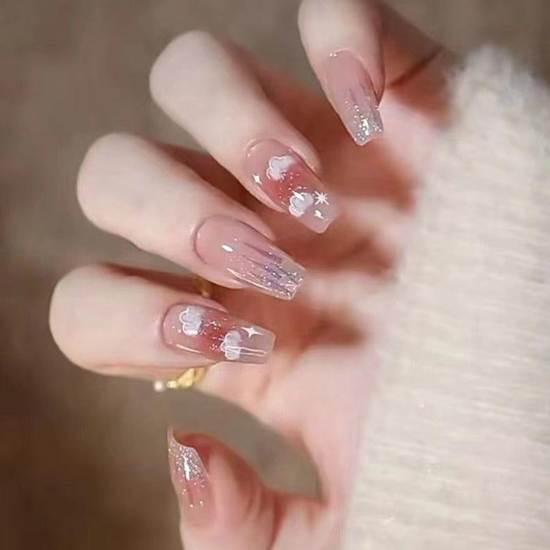 Kunstvolle Nagelkunst mit Wolken-Design Brehn