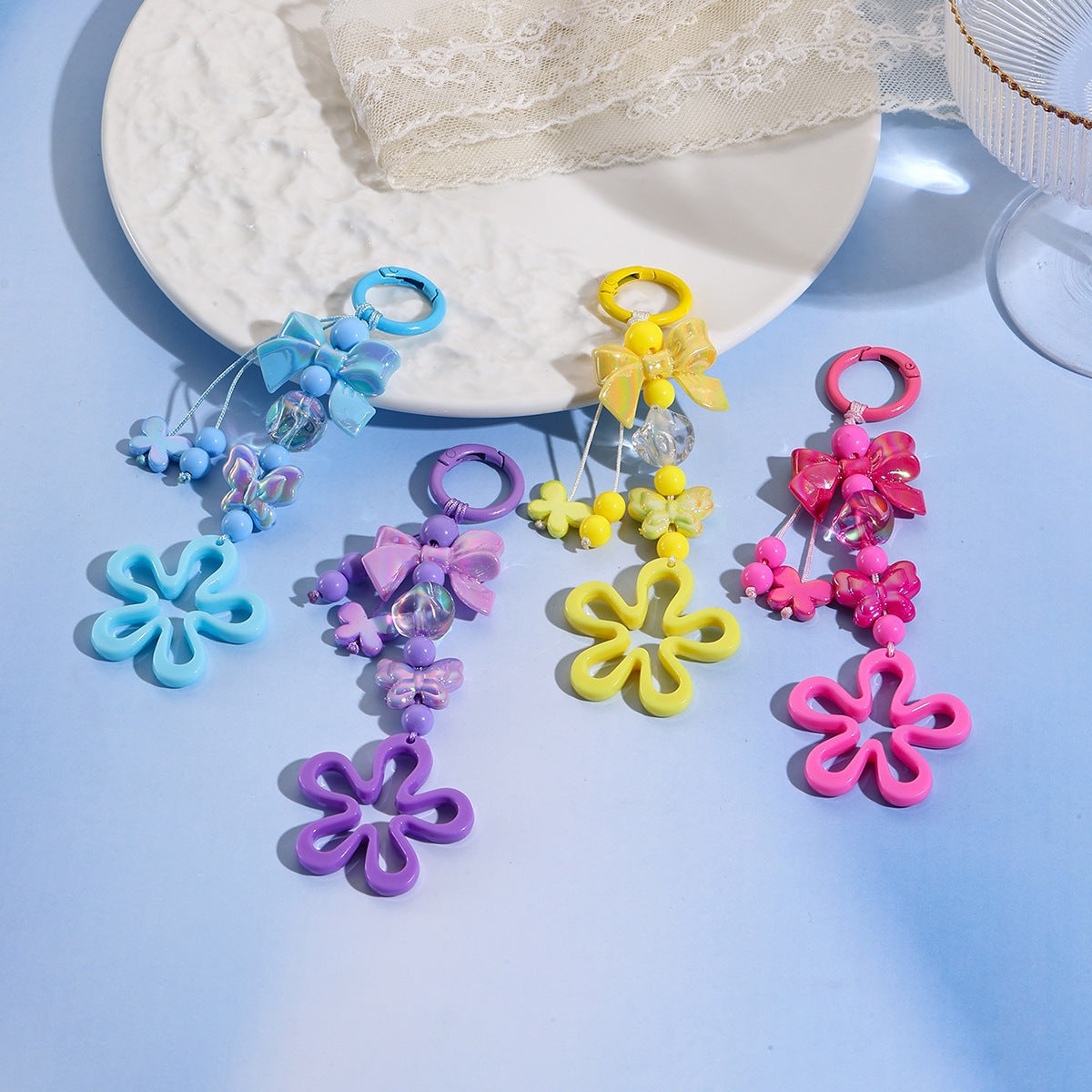 Verspielter Schlüsselanhänger mit Blüten- und Schmetterlingsdetails Brehn