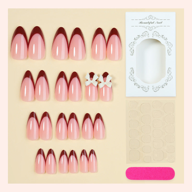 Kunstnagelset mit kreativem French-Tip Design und niedlichen Schleifen Brehn