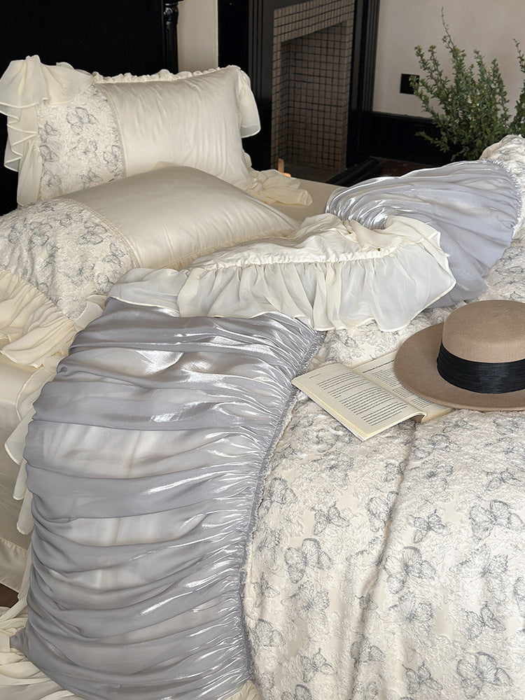 Luxus-Bettwäsche-Set mit gerafftem Satin-Dekor, floraler Jacquard-Bettdecke & Volant-Kissen
