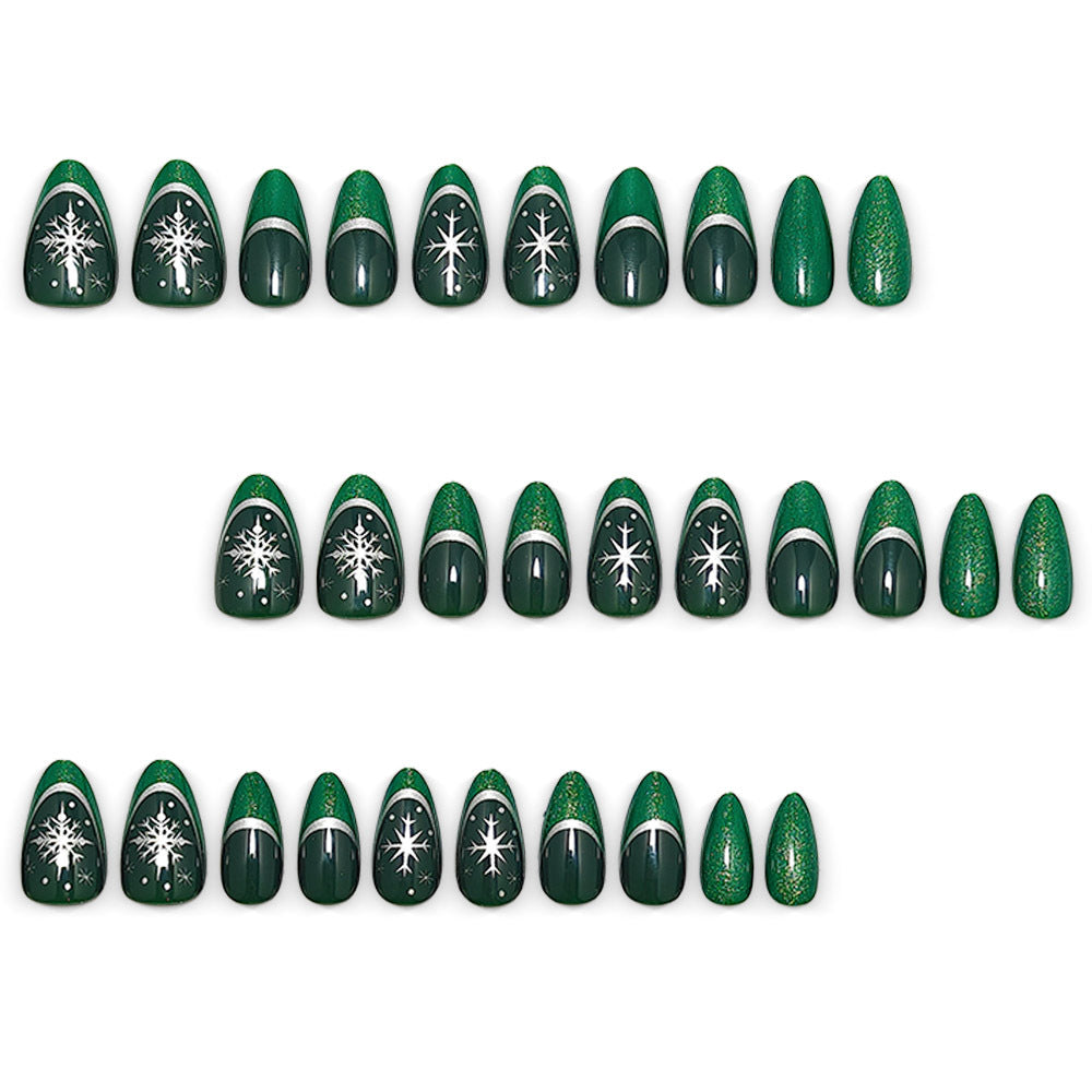 Glamouröse Kunstnägel mit Filigranen Weihnachtsdesign Brehn