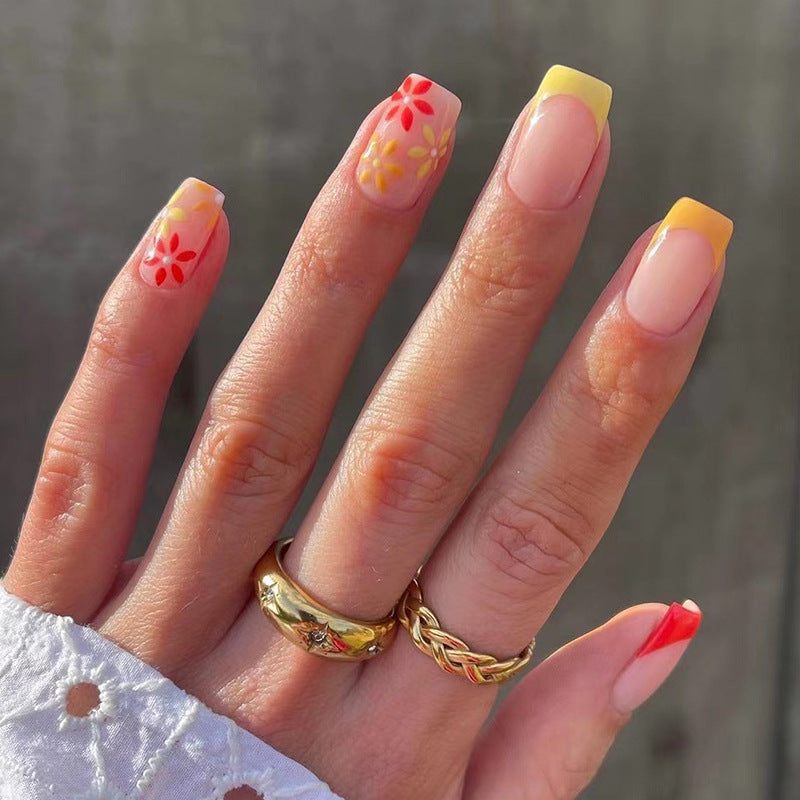 Kunstvolle Nagelkunst mit zarten Blumenakzenten Brehn