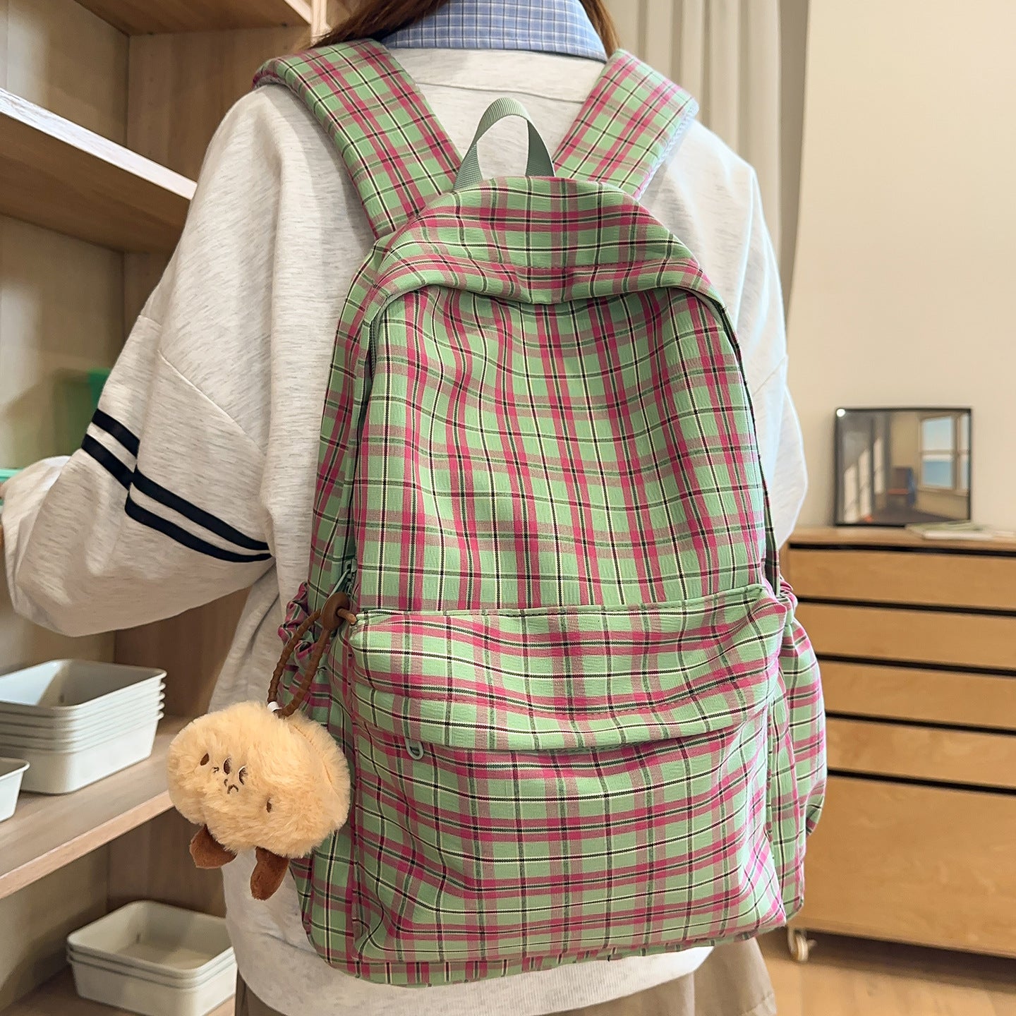 Rucksack mit Praktischem Karomuster und Süßem Plüschanhänger Brehn