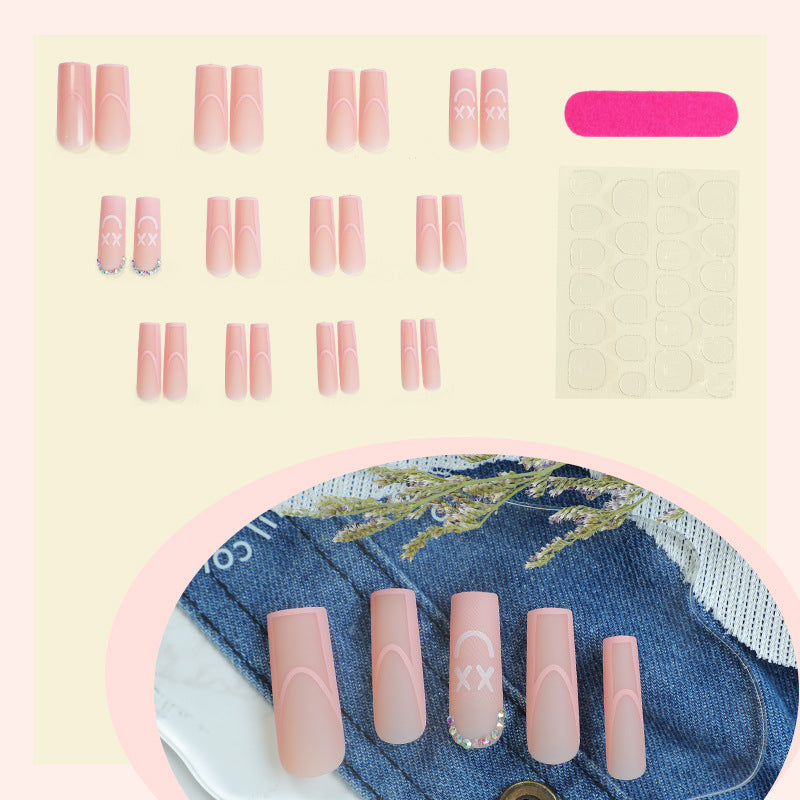 Dekoratives Press-On-Nail-Set mit verspielten Designs Brehn