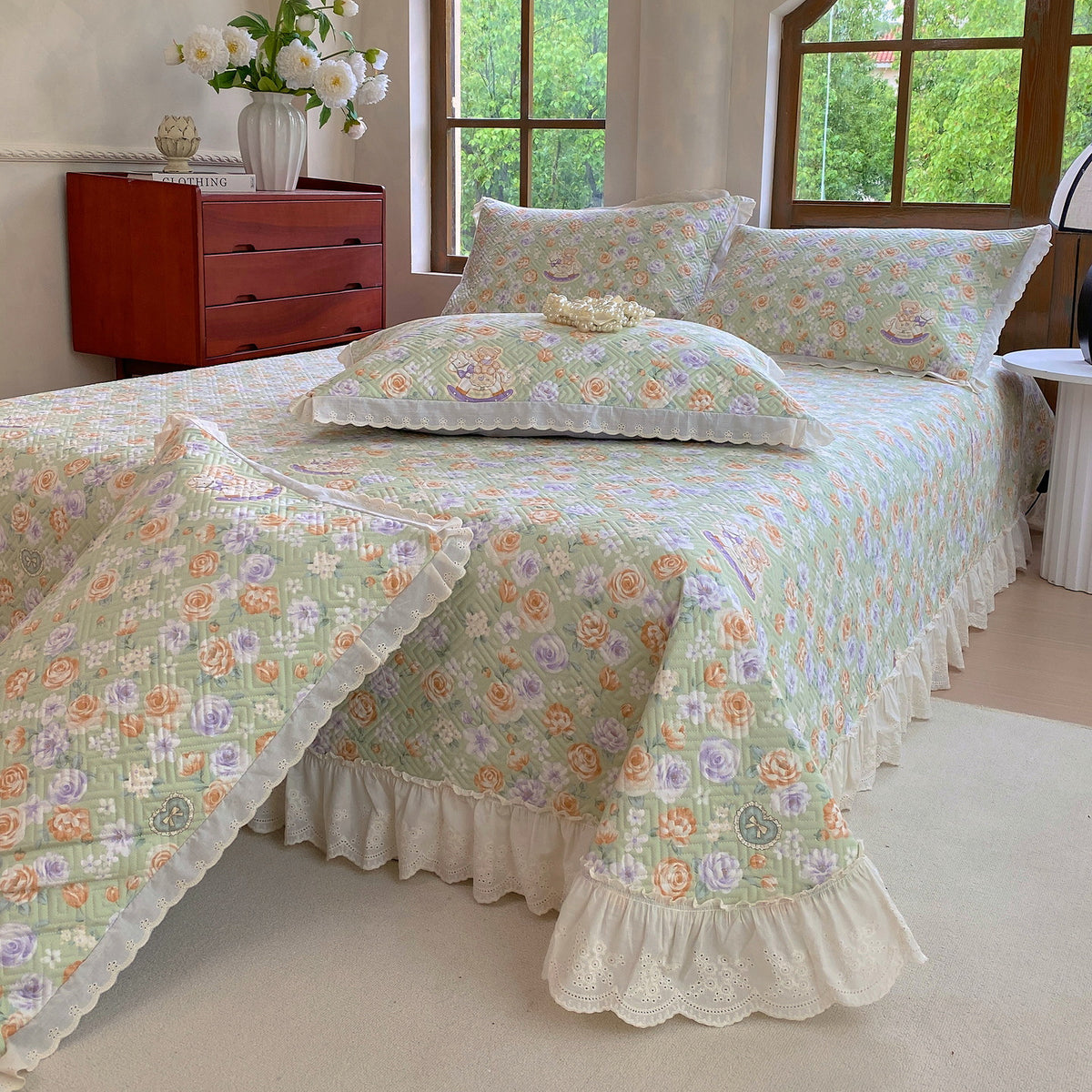 Gepolsterte florale Bettbezug-Set mit bestickten Puppenmuster und Rüschensaum