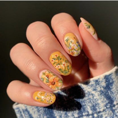 Künstlerische florale Nagelkunst