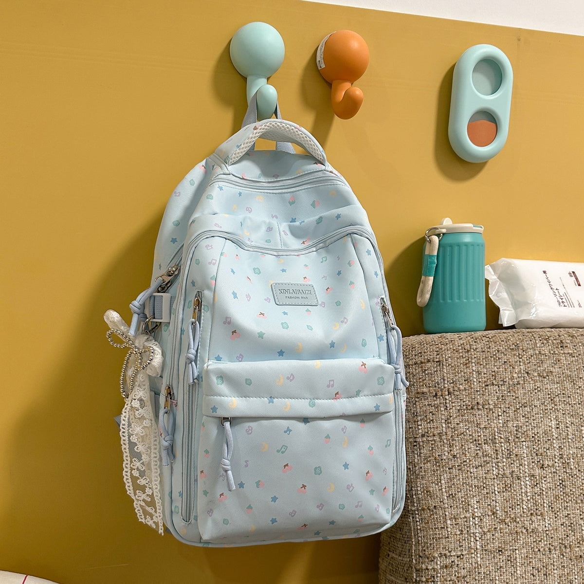 Stylischer Multi-Taschen-Rucksack mit dekorativen Akzenten Brehn