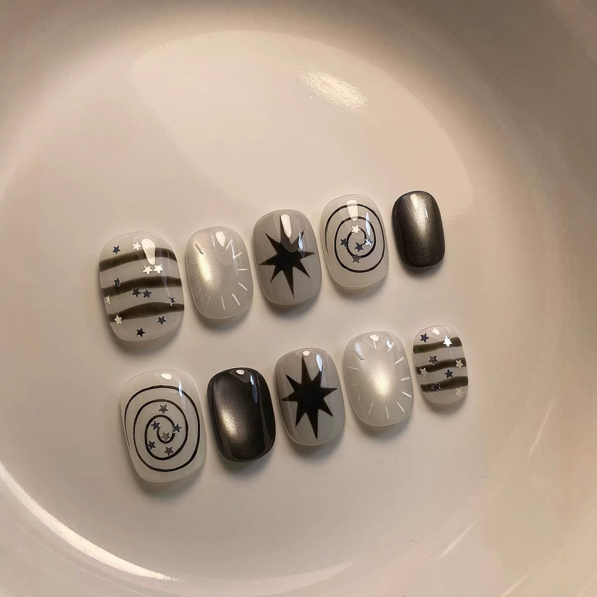 Künstlerisches Press-On-Nagelkunst-Set mit himmlischen Designs