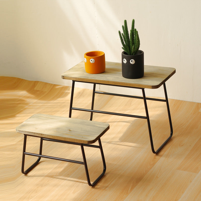 Moderner Holz-Hocker mit Metallgestell Brehn