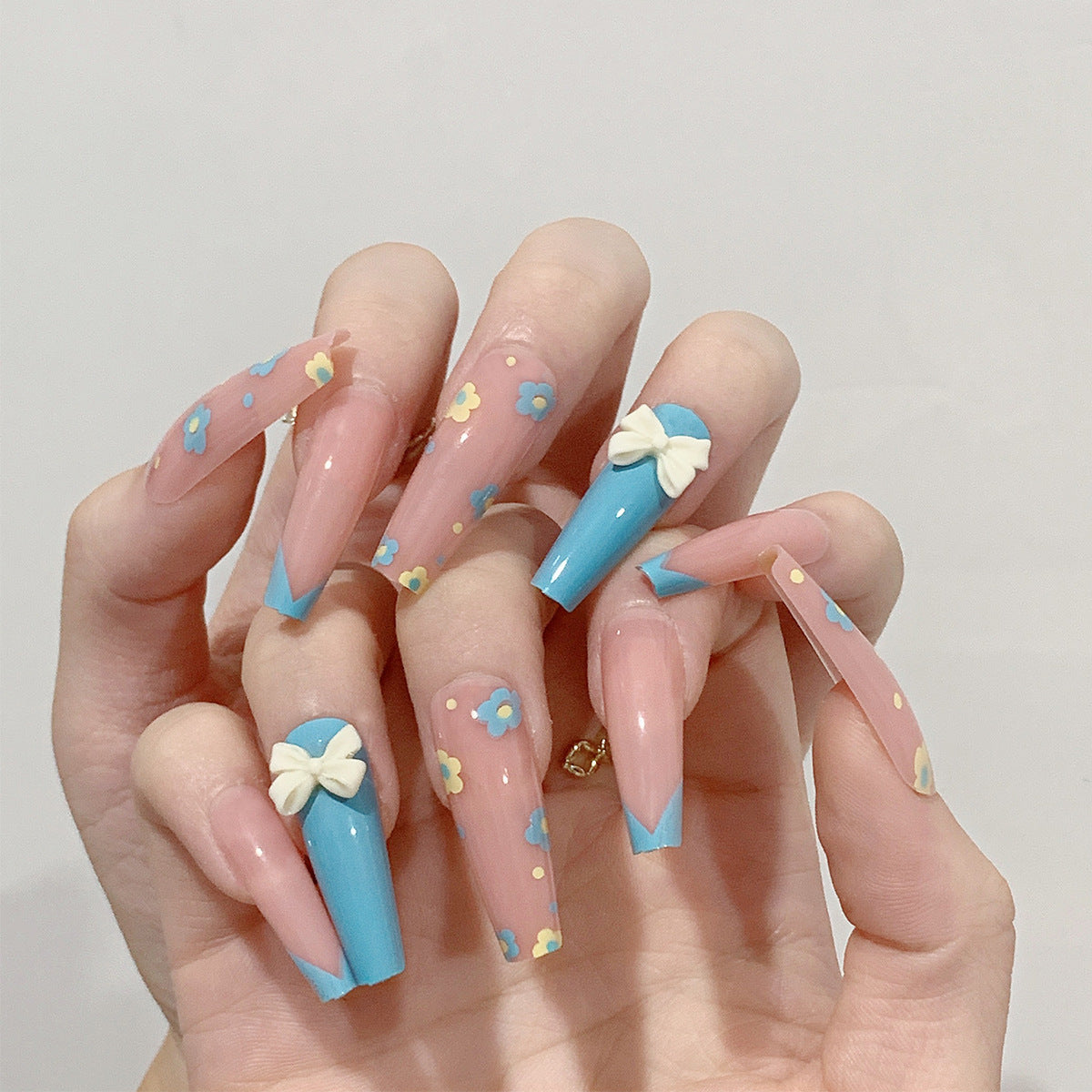 Kunstvolle undverspielte Nagelverlängerungen mit Blumenmotiven Brehn