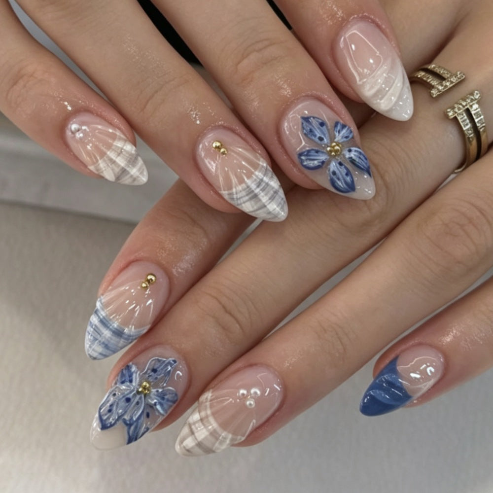 Kunstnägel mit Floralem Design und Eleganten Spitzen Brehn