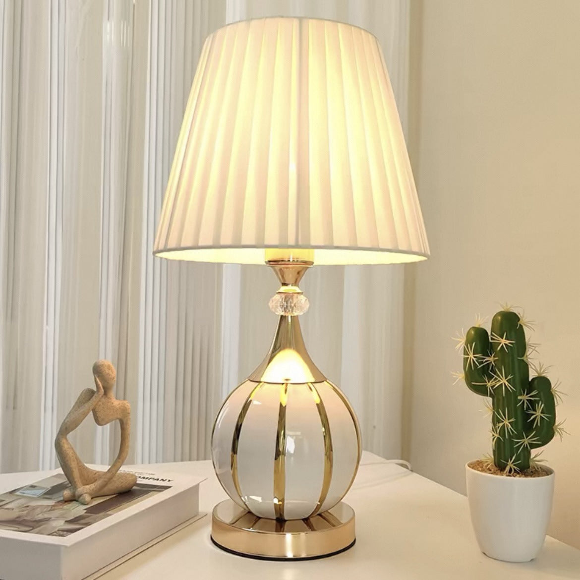 Elegante moderne Tischlampe mit Kristalldetails
