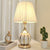 Elegante moderne Tischlampe mit Kristalldetails