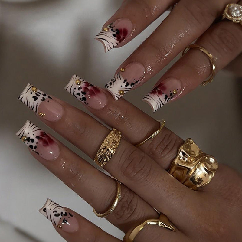 Kunstnagelset mit eleganten floralen Akzenten Brehn