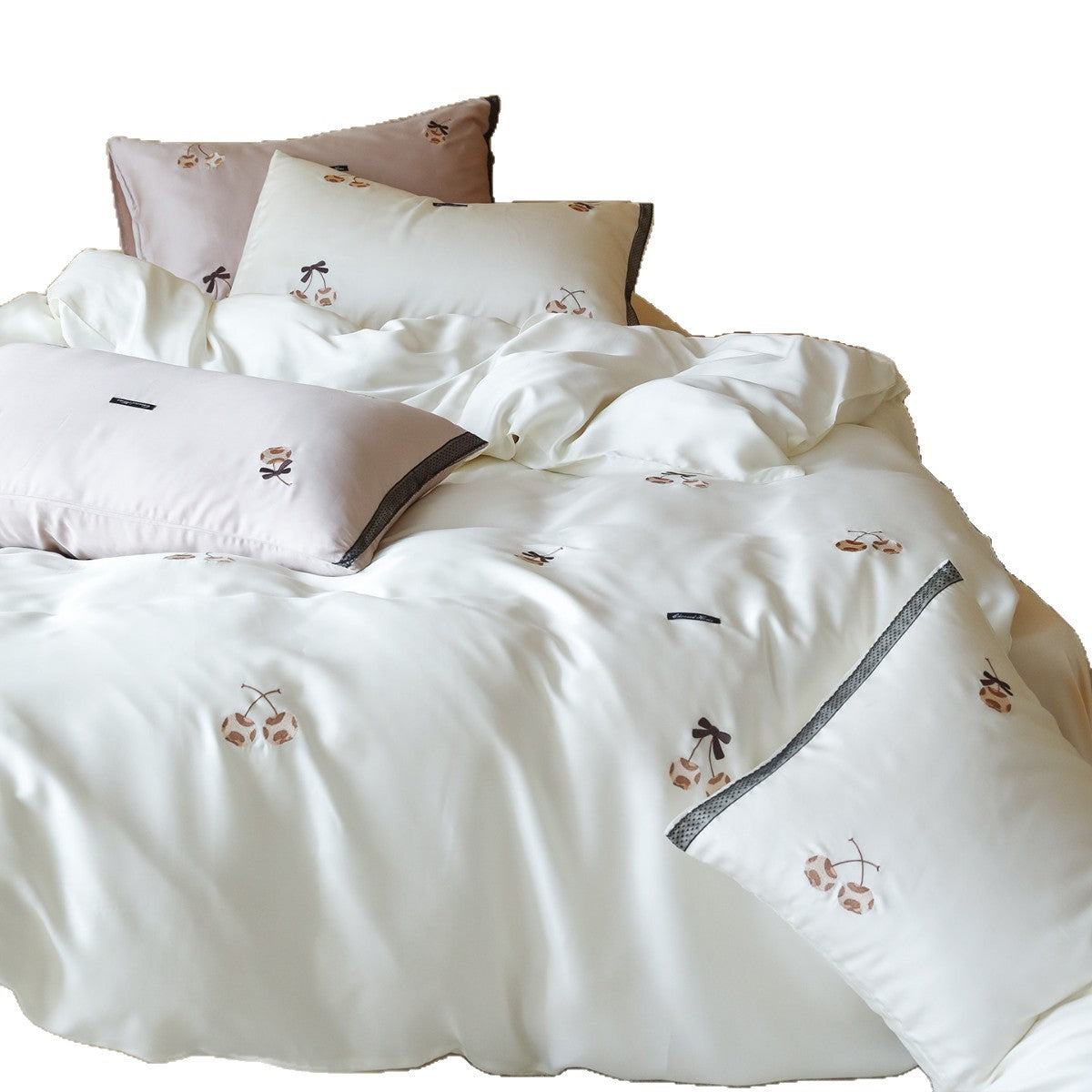 Seidenschimmer Bettbezug Ensemble mit handgestickten Kirschmotiven und Kontrastbesatz