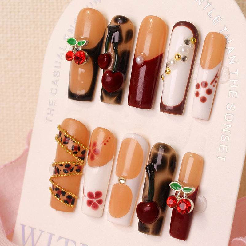 Kunstnagelset mit luxuriösen Cherry- und Glitzerakzenten Brehn