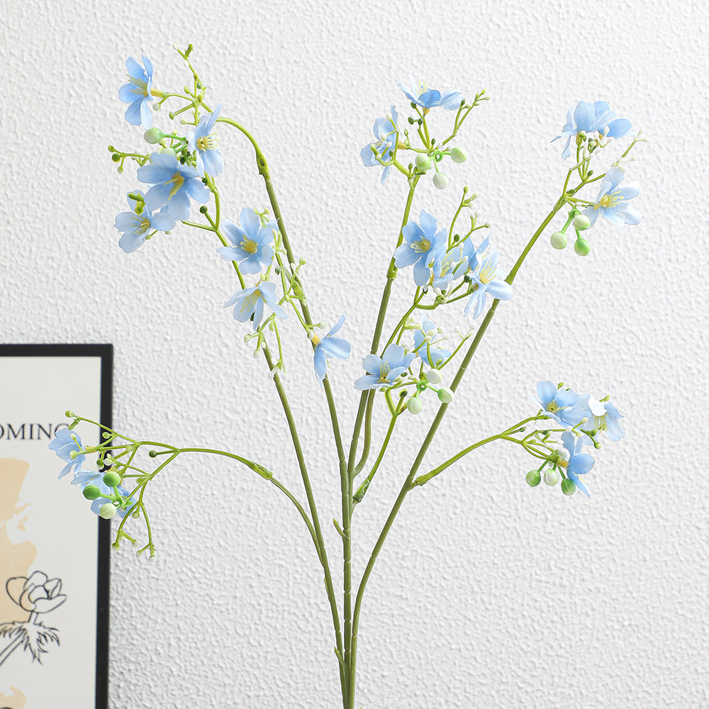 Künstlicher Blütenzweig mit zarten blauen Blumen und grünen Beeren Brehn