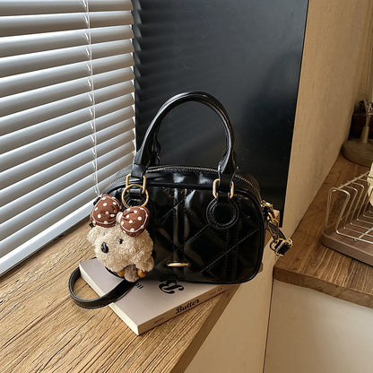 Gepolsterte Mini-Handtasche mit Plüsch-Schlüsselanhänger