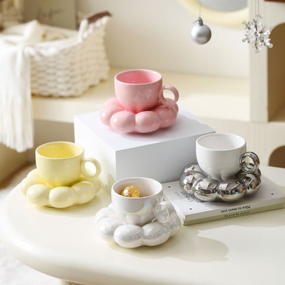 Keramikbecher mit skulpturaler Bubble-Untertasse