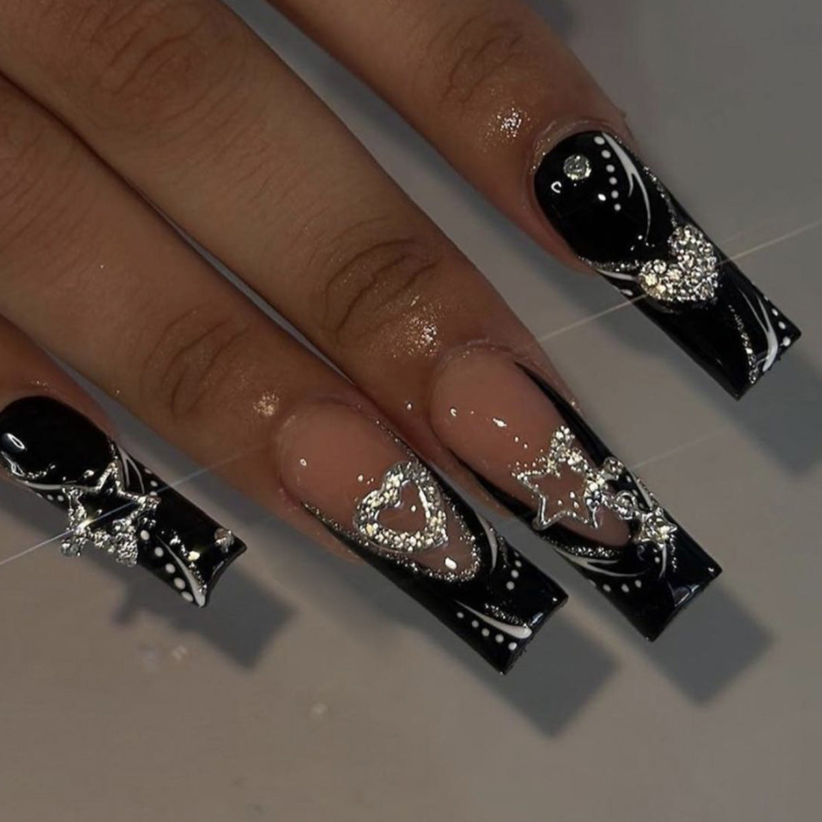 Künstlerisches langes Press-On-Nageldesign mit Strassakzenten Brehn