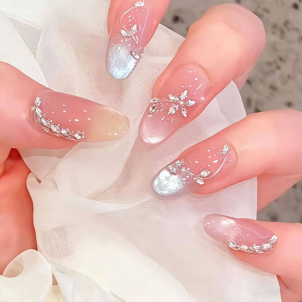 Kunstnagelset mit glänzenden 3D-Akzenten Brehn
