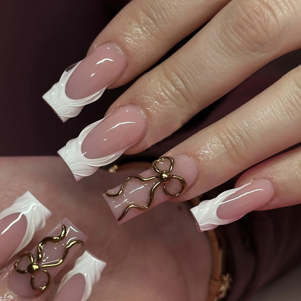 Kunstnagelset mit luxuriösen goldenen Akzenten und elegantem Design Brehn