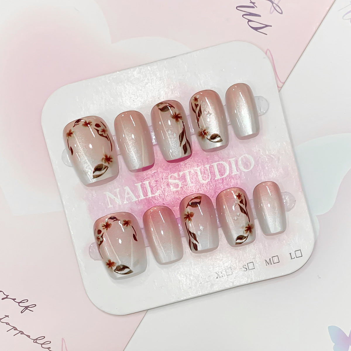 Kunstvolle Nagelspitzen mit floralen Akzenten Brehn