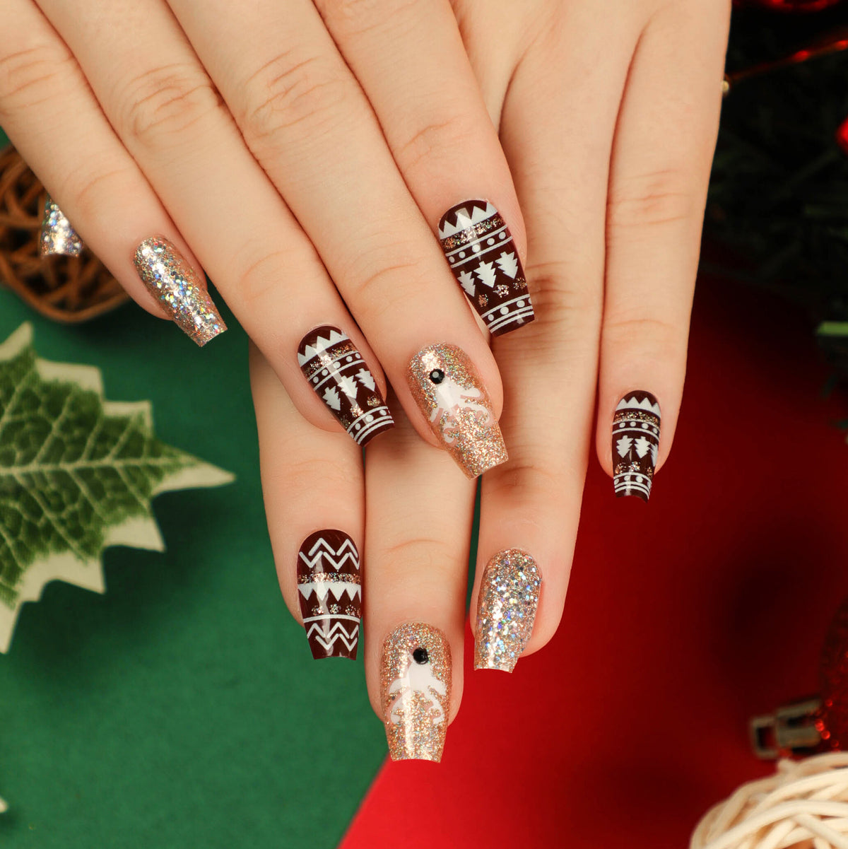 Kunstvolle Nagelverlängerungen mit Glitzer und Strassverzierungen Brehn