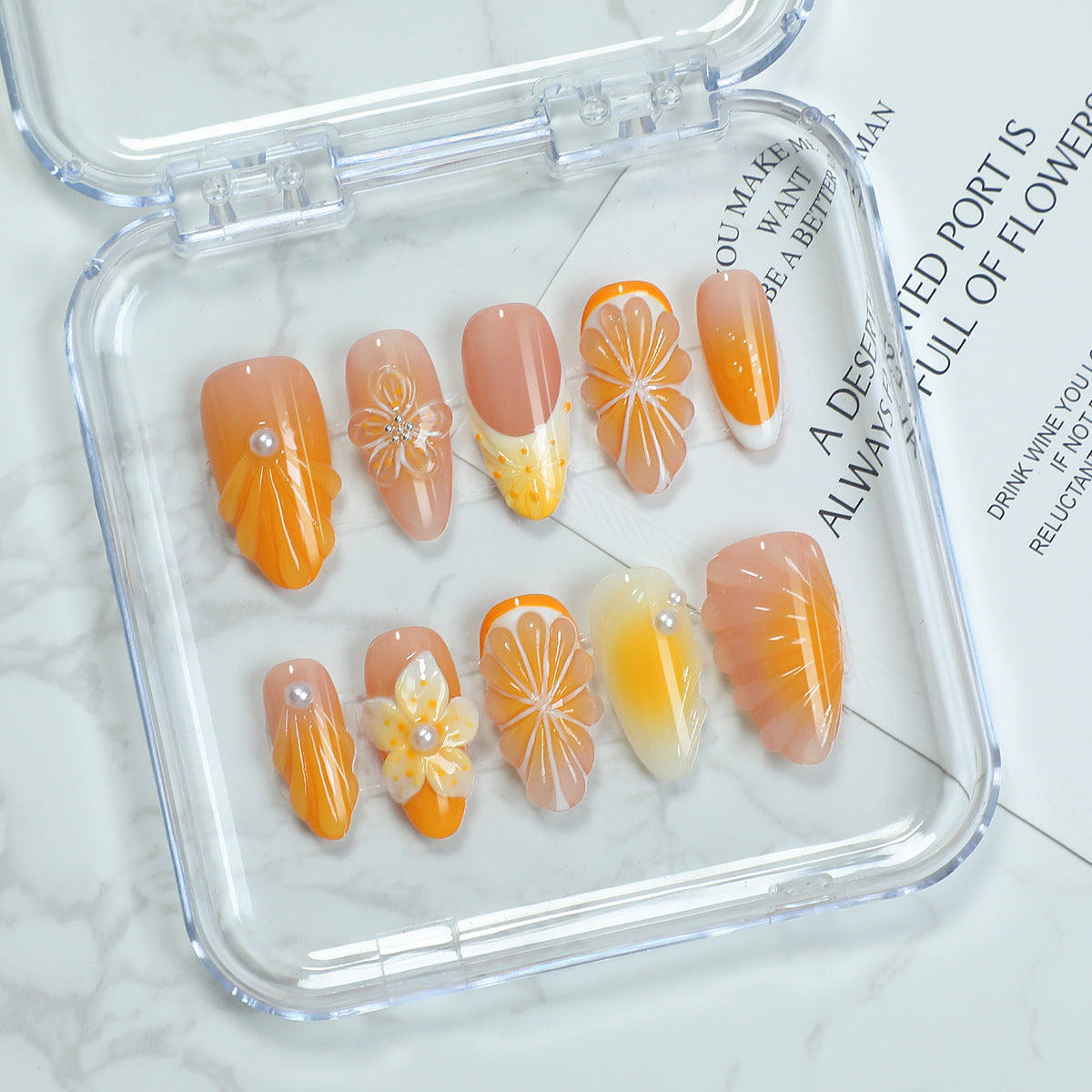 Kreatives Kunstnagelset mit floralen und Glitzerverzierungen Brehn