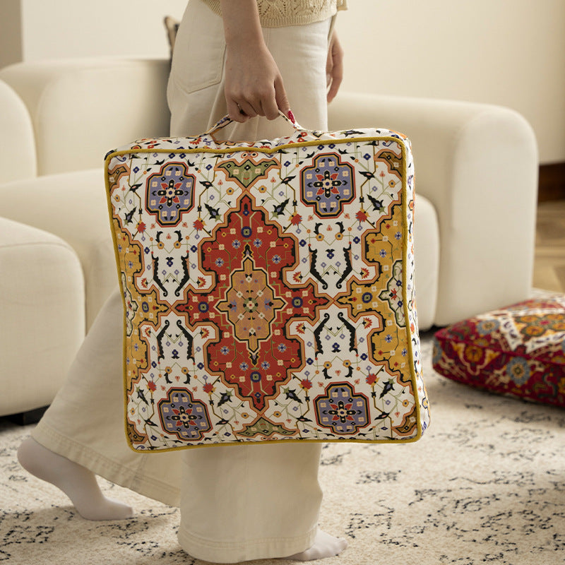Quadratischer Zierkissenbezug mit orientalischem Medaillonmuster und kontrastierter Paspel Brehn