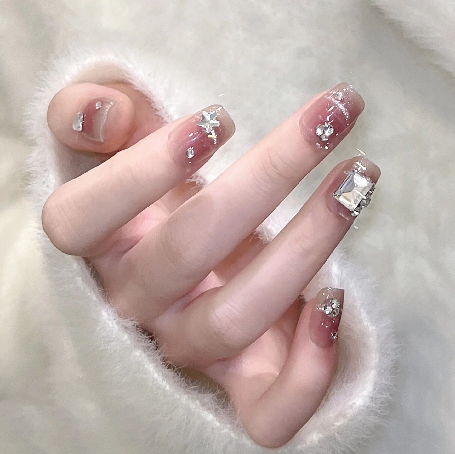 Glamouröse mit Strass verzierte Press-On Nagelkunst Brehn