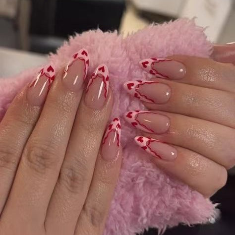 Kunstnagelset mit eleganten Herzspitzen und kreativen Akzenten Brehn