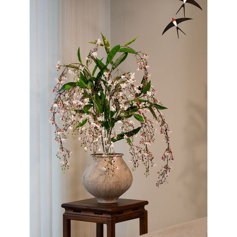 Lebensechte Orchideenblütenarrangement