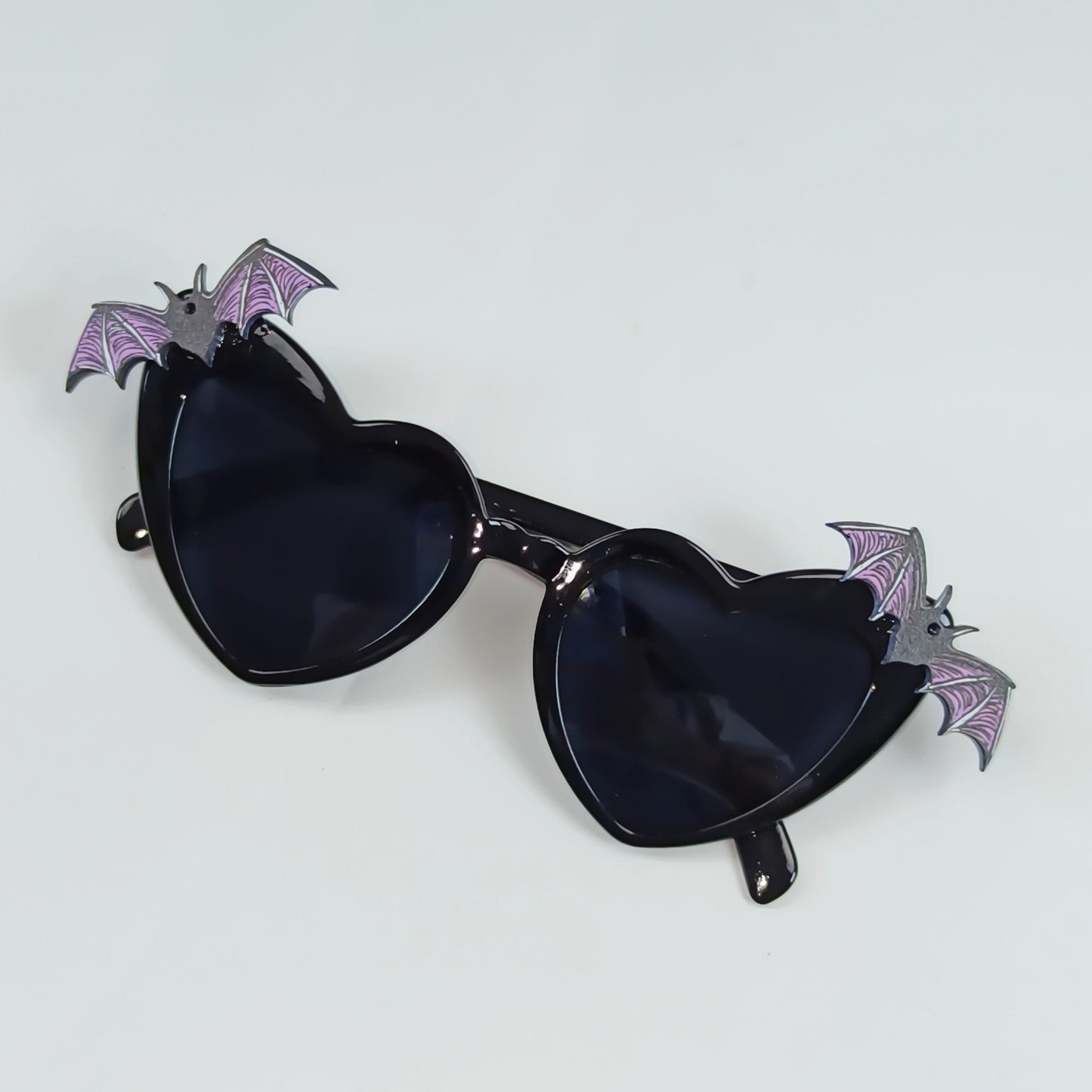 Herzförmige Sonnenbrille mit Fledermausakzenten Brehn
